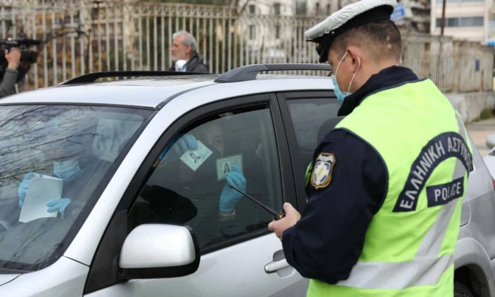 Κορονοϊός: Του έκοψαν πρόστιμο και φώναξε τη... μαμά του!
